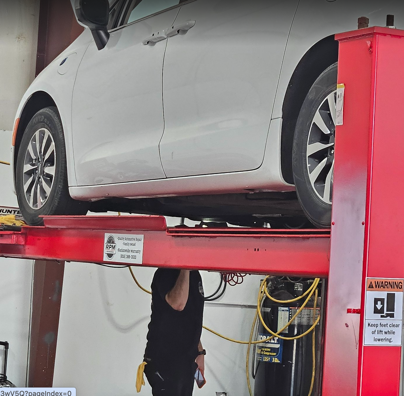 Auto repair service bay